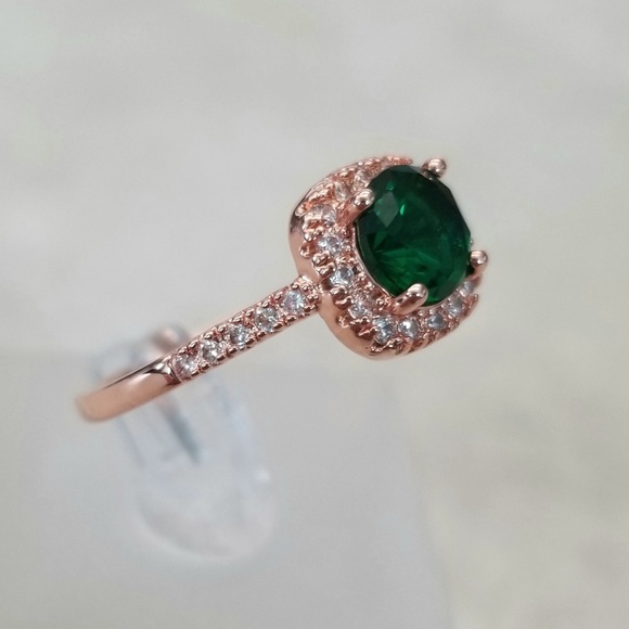18k Emerald Ring - Picture 4 of 8